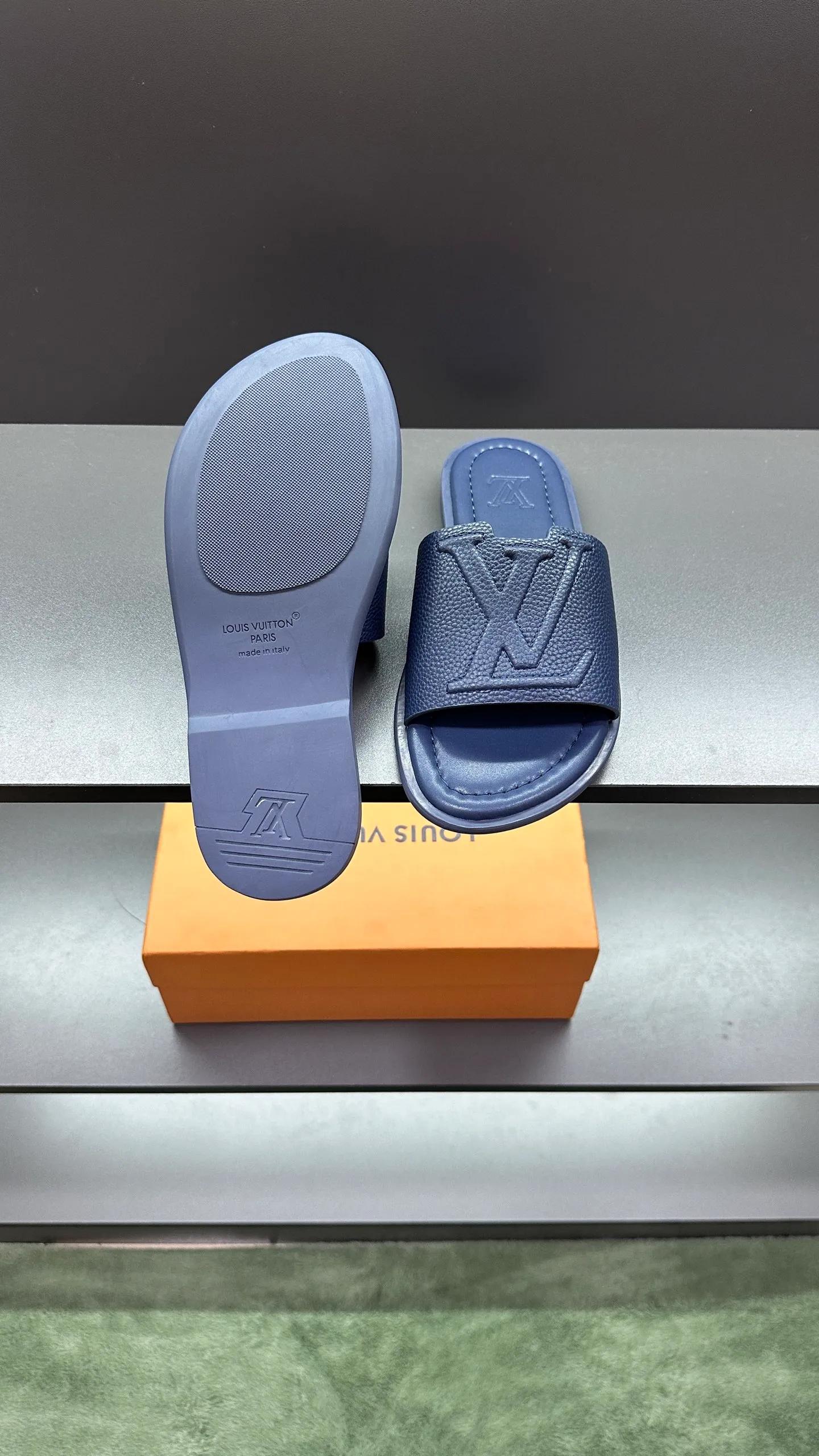 P280 🔍Top purchasing agent LV men's spring and summer slippers counter synchronized. The uppers are made of cowhide fabric imported from Italy, with logo graphics and high-quality craftsmanship. The soles are: original soles specially provided by the original factory. Exclusive molded soles are super comfortable. Original factory follow-up orders. 🔍🔍High quality. You can enter and exit the counter at will. Welcome to compare. Size 38-45